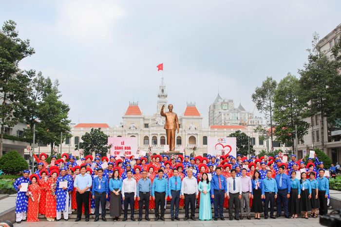 52 cặp đôi cùng lãnh đạo Thành phố và đại biểu thực hiện nghi thức dâng hoa, bày tỏ lòng thành kính, biết ơn đối với Chủ tịch Hồ Chí Minh.