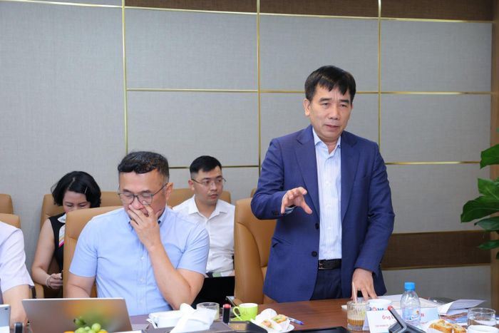 Phó Tổng Giám đốc Lê Xuân Huyên trao đổi tại buổi làm việc.