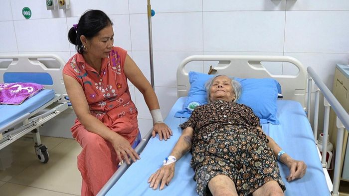 Cụ bà Nguyễn Thị Dần đã qua cơn nguy kịch và đang được chăm sóc điều trị tích cực.