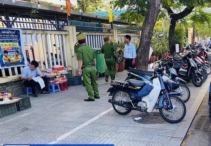 Huế xử phạt 16 trường hợp lấn chiếm vỉa hè trước cổng trường.
