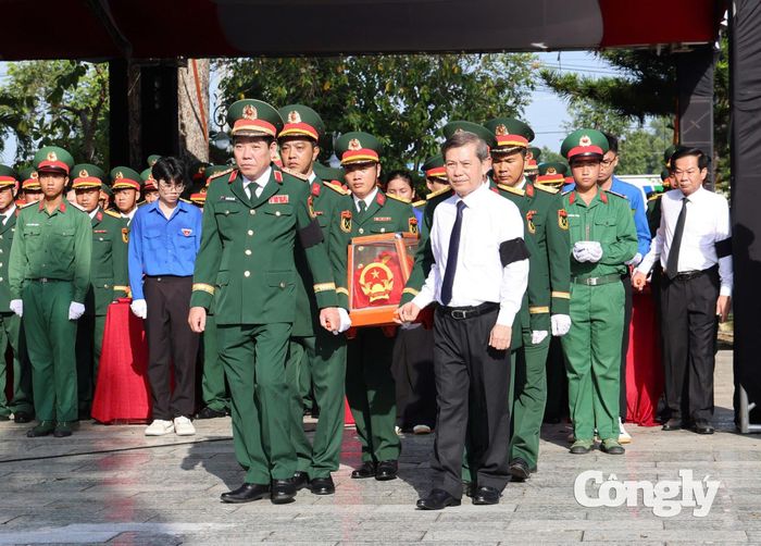 Trưởng Ban Nội chính Trung ương Lê Minh Trí và Thứ trưởng Bộ Quốc phòng Nguyễn Văn Gấu di chuyển hài cốt liệt sĩ về nơi an táng