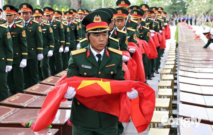Các lực lượng chức năng và Ban Chỉ đạo 515 TP Cần Thơ nghiêm trang di chuyển hài cốt liệt sĩ vào khu vực an táng