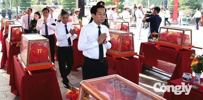 Ông Đỗ Thanh Bình, Bí thư Thành ủy TP Cần Thơ bày tỏ lòng thành kính với hương linh các anh hùng liệt sĩ