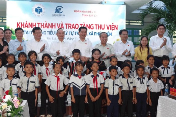 Phó Chủ tịch Quốc hội Nguyễn Hồng Diên và các đại biểu chụp ảnh lưu niệm cùng thầy cô, học sinh nhà trường.