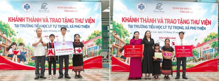 Đại diện Đoàn Đại biểu Quốc hội, nhà trường và các đơn vị tài trợ trao biểu trưng tủ sách cùng thiết bị công nghệ.