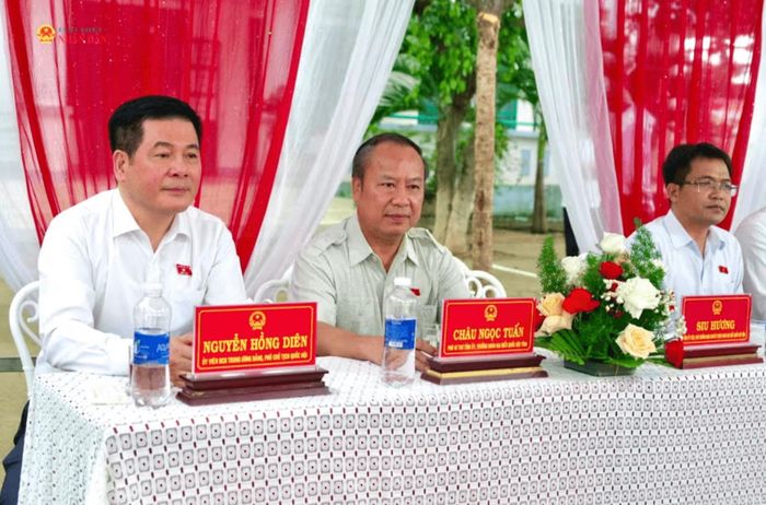 Phó Chủ tịch Quốc hội Nguyễn Hồng Diên cùng các đại biểu tham dự lễ khánh thành.