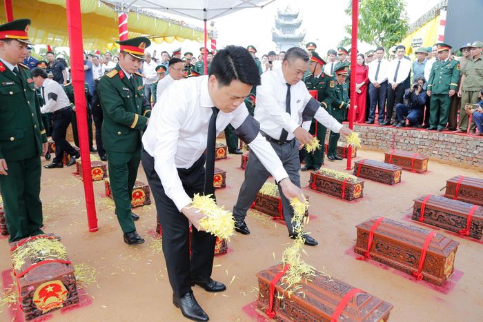 Trang nghiêm Lễ truy điệu và an táng 56 hài cốt liệt sĩ, đồng bào tử nạn được quy tập tại khu vực Mả Chìa, xã Vĩnh Bảo, TP. Hải Phòng.