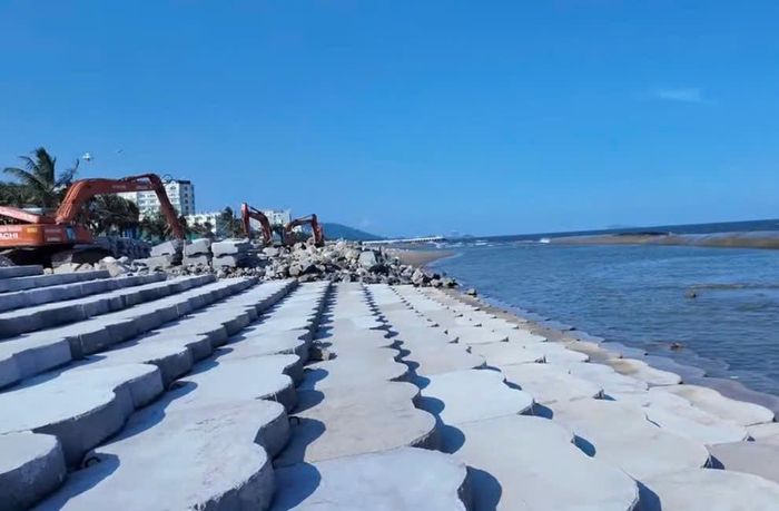 Những tấm lát đầu tiên được triển khai trên công trường