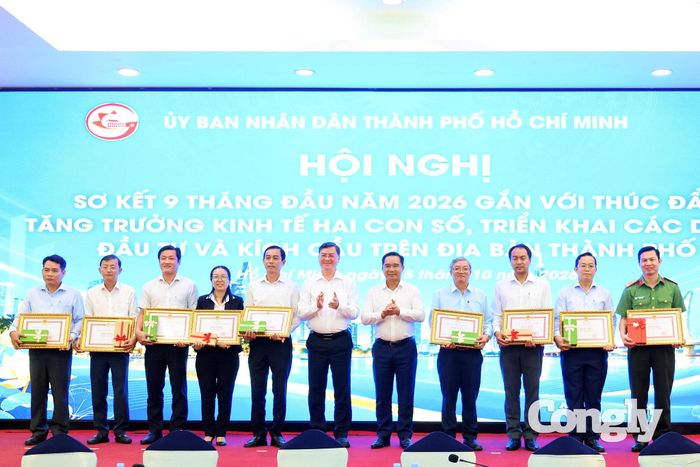 Chủ tịch UBND TP.HCM trao Bằng khen cho các tập thể có thành tích xuất sắc trong công tác giải ngân vốn đầu tư công, giải phóng mặt bằng.