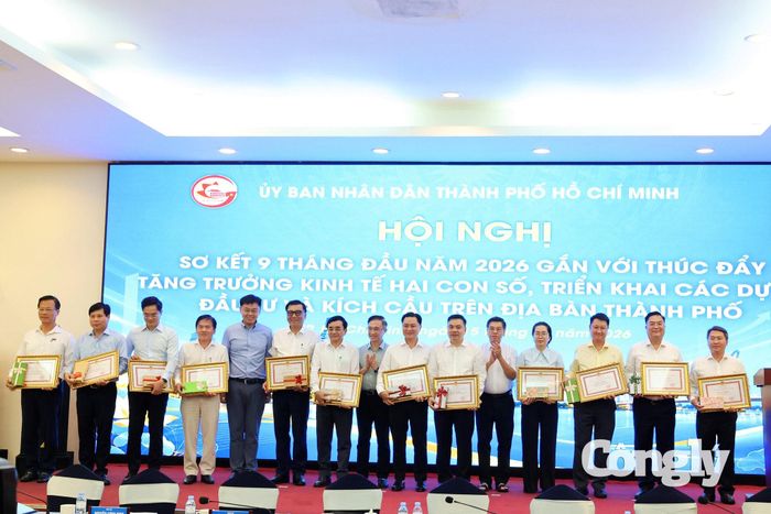 Trao Bằng khen cho các tập thể có thành tích trong việc chăm sóc sức khỏe người dân.