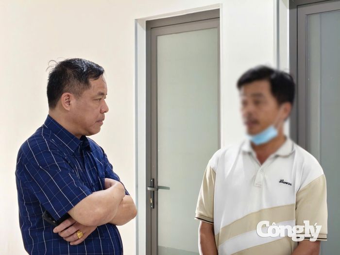 Ông Phạm Văn Học - Chủ tịch HĐTV - Tổng Giám đốc Bệnh viện Hùng Vương Gia Lai (bên trái) trò chuyện, nắm bắt tâm lý và động viên ông Phạm Bá Ư.