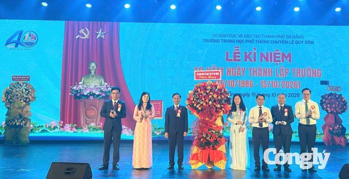Lãnh đạo Sở Giáo dục và Đào tạo TP Đà Nẵng (bên phải) tặng hoa chúc mừng Trường THPT chuyên Lê Quý Đôn nhân dịp kỷ niệm 40 năm thành lập.