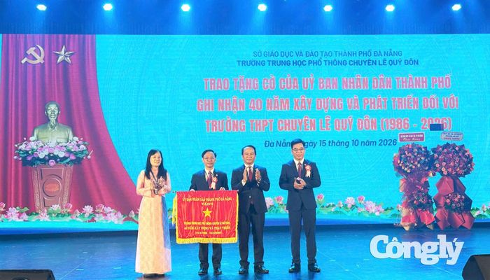 Phó Bí thư Thành ủy, Chủ tịch Ủy ban MTTQ Việt Nam TP Đà Nẵng Nguyễn Đình Vĩnh (thứ 2 từ phải qua) trao Cờ ghi nhận thành tích 40 năm xây dựng và phát triển cho Trường THPT chuyên Lê Quý Đôn.