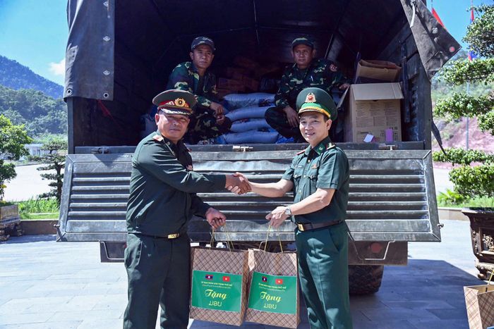 Vật tư hàng hóa và các nhu yếu phẩm được trao tặng cho chính quyền và nhân dân huyện Kà Lừm.