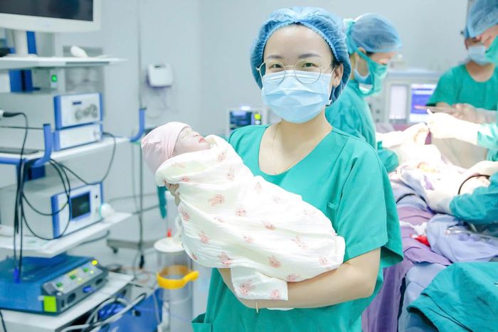 Em bé chào đời khỏe mạnh sau ca phẫu thuật cấp cứu.