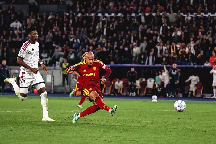Malen lập cú đúp khi hàng thủ Real Madrid như ngủ mơ. Ảnh: ASR
