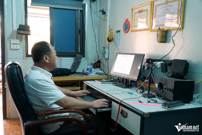Ông Hùng làm việc ngay tại phòng nghỉ ngơi. Ảnh: Lê Dương