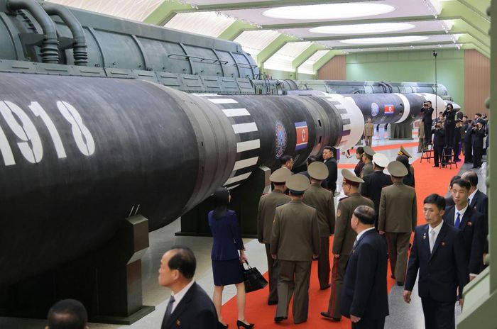 Các tên lửa đạn đạo liện lục địa (ICBM) bên trong những căn phòng dạng đường hầm của bảo tàng. Ảnh: Báo Rodong Sinmun (13/10/2026)