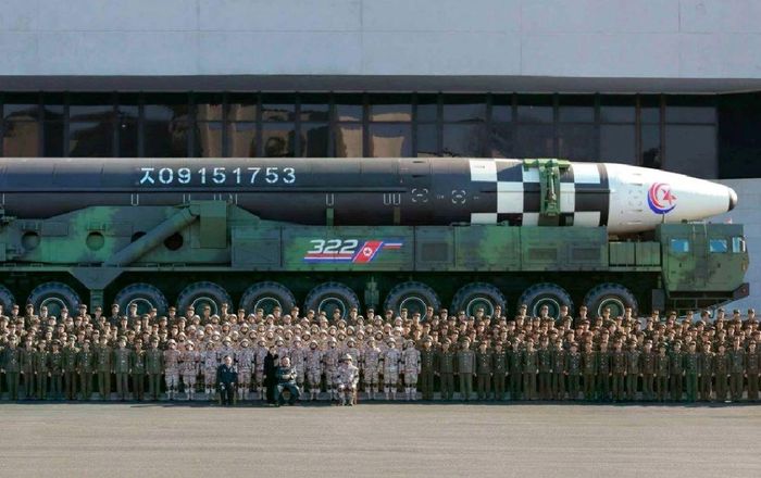 Lãnh đạo và sĩ quan Triều Tiên chụp ảnh bên tên lửa đạn đạo liên lục địa (ICBM) Hwasong-17. Ảnh: KCNA.