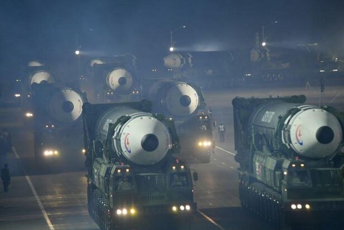 Khoảng 10 quả tên lửa đạn đạo liên lục địa (ICBM) Hwasong-17 của Triều Tiên đang tiến qua quảng trường. Ảnh: Báo Rodong Sinmun, News1/chosun.com
