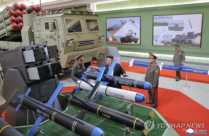 Nhà lãnh đạo Triều Tiên Kim Jong-un (hàng đầu, chính giữa) thăm Bảo tàng Cách mạng Quốc phòng mới xây dựng. Ảnh: KCNA