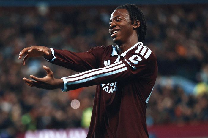 Manzambi tự tặng quà cho mình trong ngày sinh nhật. Ảnh: AVFC
