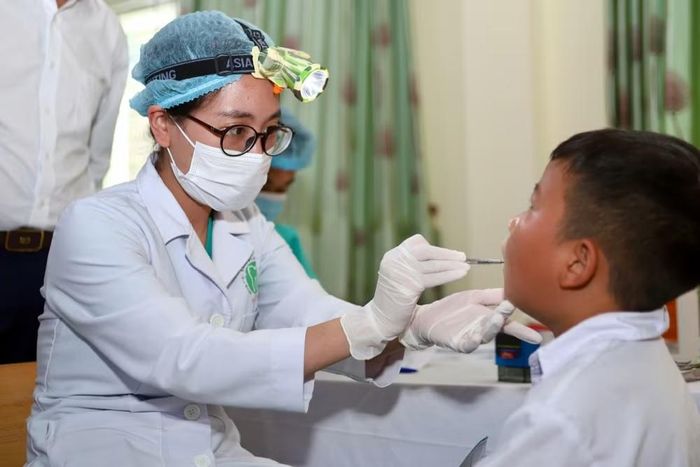 Khám sức khỏe cho người dân Lai Châu. Ảnh: VYPA