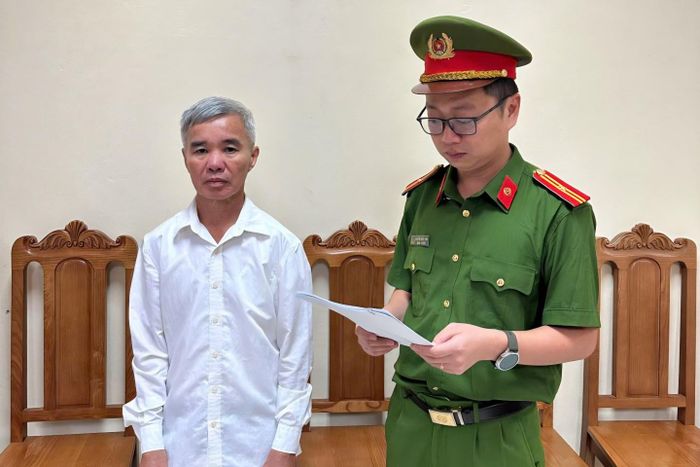 Cơ quan chức năng tống đạt quyết định tố tụng đối với ông Điển. Ảnh: CACC