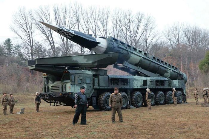 Hwasong-16B là dòng tên lửa đạn đạo tầm trung (IRBM) mang đầu đạn lướt siêu vượt âm (HGV) do Triều Tiên nghiên cứu phát triển và sản xuất. Ảnh: armyrecognition.com