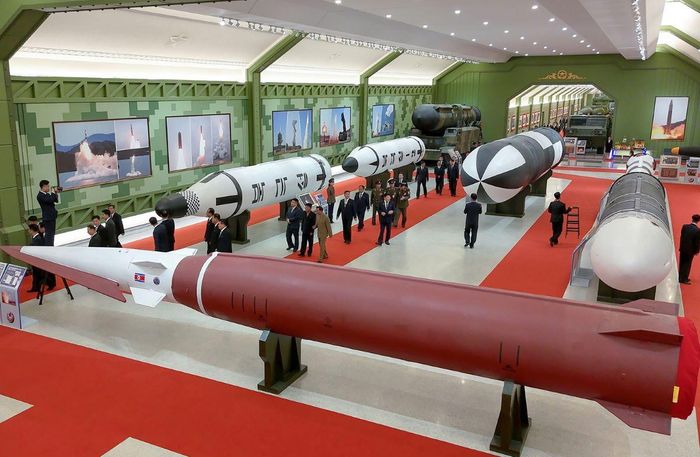 Các tên lửa đạn đạo phóng từ tàu ngầm (SLBM) ở phía sau và tên lửa đạn đạo tầm ngắn (SRBM) siêu vượt âm Hwasong-11E ở phía trước. Ảnh: Báo Rodong Sinmun (13/10/2026)