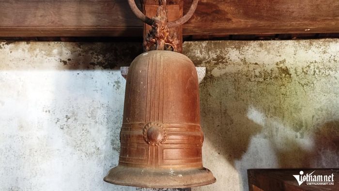 Chùa vẫn còn giữ được nhiều hiện vật quý như: tượng thờ, bia đá, chuông đồng, bát hương đá.