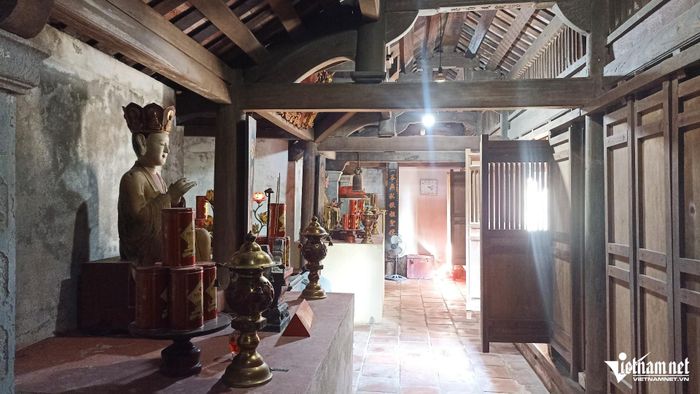 Toàn bộ cột hiên và một số cột phía trong chùa Thượng được làm bằng đá hình trụ, trên mặt cột chạm khắc các câu đối, thơ văn ca ngợi cảnh chùa, cảnh núi.