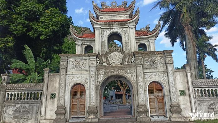 Tên chùa được đặt theo tên của làng, xây dựng theo lối kiến trúc cổ mang phong cách thời Nguyễn thế kỷ XIX.