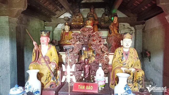 Chùa ngoài thờ Phật và Tam vị Thánh mẫu còn thờ một số nhân vật lịch sử gắn với truyền thuyết liên quan tới vua Đinh Tiên Hoàng và Thiền sư Nguyễn Minh Không.
