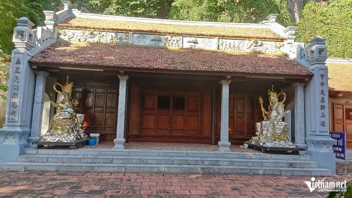 Chùa Hạ nằm dưới chân núi, được xây dựng theo kiểu chữ "Đinh", Tiền bái gồm 3 gian, Chính tẩm 1 gian.