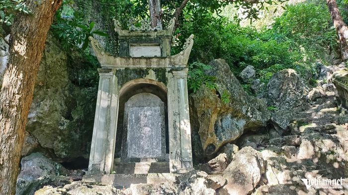 Giữa lối đi lên núi, cách chùa Hạ khoảng 30m có nhà bia được dựng năm Ất Mùi, niên hiệu Thành Thái. 