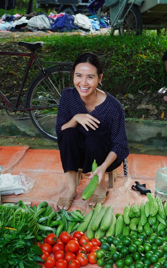 Đóng vai người phụ nữ tần tảo trên phim nhưng ở hậu trường Huyền Lizzie rất 'nhây' và hài hước. 