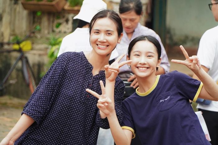 Huyền Lizzie cùng Thu Hà Ceri ở hậu trường phim. Dù chênh nhau 12 tuổi, họ vào vai mẹ con con ăn ý. Trước đó, Thu Hà Ceri góp mặt trong "Thương ngày nắng về" nhưng không có cảnh chung với đàn chị. 