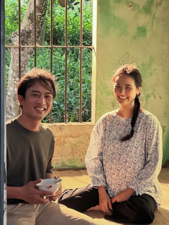 'Căn nhà không mái che' là phim thứ 3 Huyền Lizzie và Doãn Quốc Đam diễn cùng nhau. Nữ diễn viên cho biết Doãn Quốc Đam là người tạo cảm xúc cho bạn diễn cực tốt.  