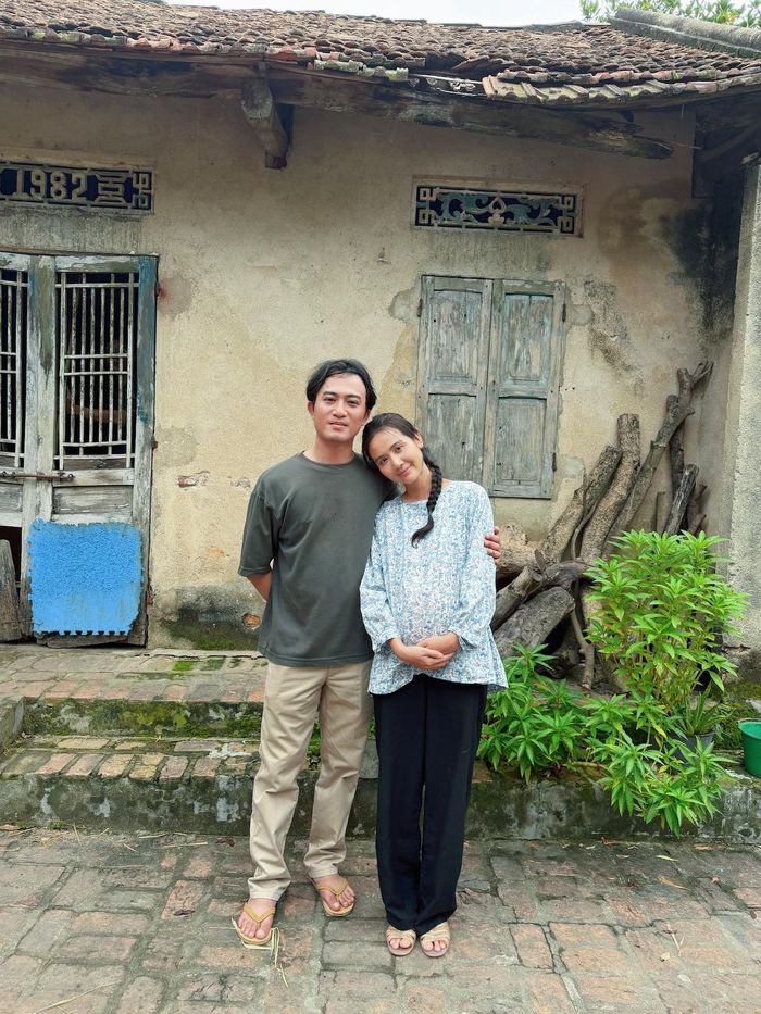 Huyền Lizzie và Doãn Quốc Đam chụp ảnh tình tứ ở hậu trường phim. Đây là lần đầu tiên họ đóng vợ chồng trên phim. 