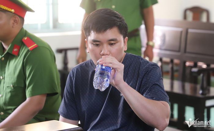 Trong lúc chờ HĐXX vào phòng tuyên án, bị cáo Bảo Trung được người thân đưa nước uống