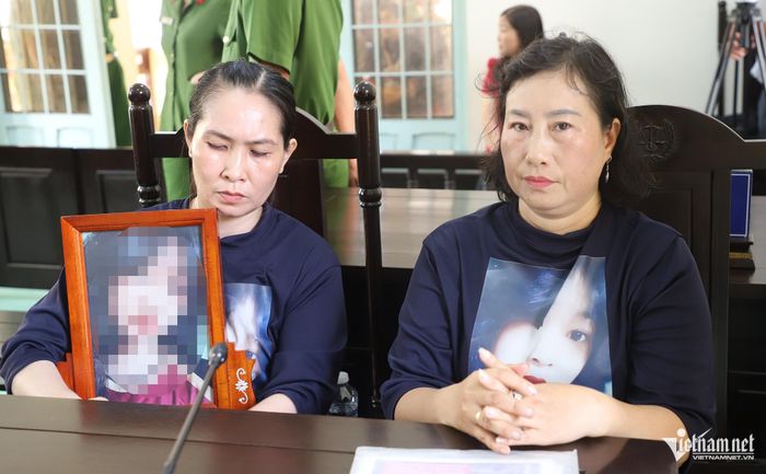 Bà Nguyễn Thị Hiền (trái) là mẹ của nữ sinh Bảo Trân