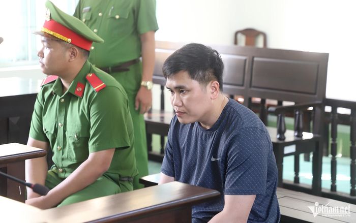 Bị cáo Nguyễn Văn Bảo Trung tại tòa vào sáng 15/10