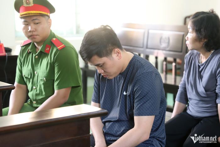 Khi thấy các phóng viên chụp ảnh, bị cáo Bảo Trung quay mặt hoặc cúi đầu né ống kính