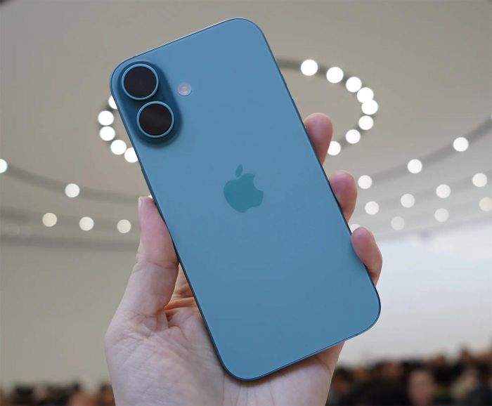 iPhone 16e của Apple. Ảnh: The Verge