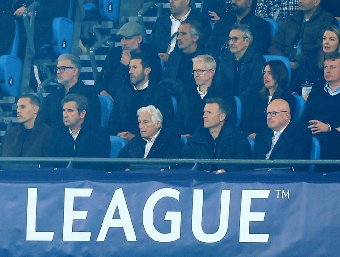 Pep Guardiola theo dõi Man City đấu PSG tại Etihad - Ảnh: Shutterstock