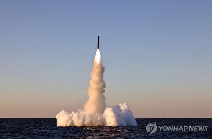 Triều Tiên thử nghiệm tên lửa hành trình phóng từ tàu ngầm. Ảnh: Yonhap