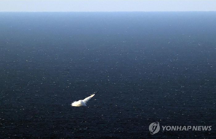 Triều Tiên thử nghiệm tên lửa hành trình phóng từ tàu ngầm. Ảnh: Yonhap