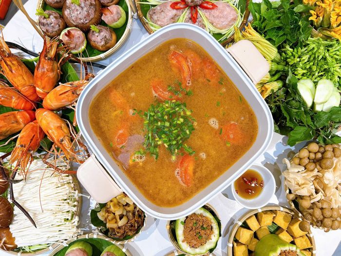 Nước lẩu tôm bầu có vị ngọt thanh tự nhiên, thịt tôm săn chắc kết hợp với miếng bầu giòn giòn, đủ thành bữa ngon "đổi gió" cho cả gia đình thưởng thức. Ảnh: Hạnh Trịnh