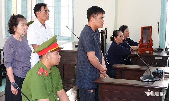 Bị cáo Nguyễn Văn Bảo Trung nghe tòa tuyên án.